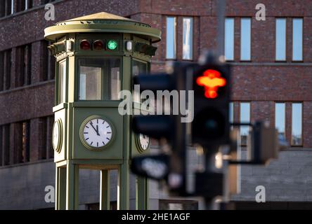 Berlin, Deutschland. 06th Januar 2022. Die Nachbildung des Ampelturms befindet sich am Potsdamer Platz. Im Vordergrund zeigt eine moderne Ampel rot für Fußgänger. Der Turm wurde 1924 errichtet und war eine der ersten Verkehrskontrollleuchten in Europa. Auf Deutschlands Straßen sorgt die klassische Ampelanlage in rot-gelb-grün seit Jahrzehnten für Struktur und Ordnung: Je nach Interpretation ist es nun sogar ein ganzes Jahrhundert. (To dpa-Korr 'Three Lights against Chaos') Quelle: Monika Skolimowska/dpa-Zentralbild/dpa/Alamy Live News Stockfoto