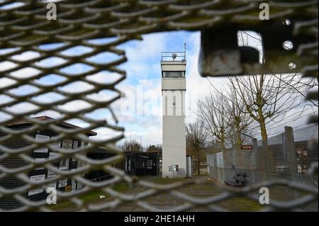 Asbach Sickenberg, Deutschland. 03rd Januar 2022. Blick durch ein Stück Zaun auf den ursprünglichen Aussichtsturm von 1982 im Schifflersgrund Grenzmuseum. Im Jahr 2022, 70 Jahre nach der Versiegelung der DDR-Städte an der innerdeutschen Grenze, will Thüringen an die damaligen Ereignisse und die dramatischen Folgen für Tausende von Menschen erinnern. Nach Angaben des Grenzmuseums in Schifflersgrund ist der längste Abschnitt der ehemaligen deutsch-deutschen Grenze mit Zaun, Säulenweg und Aussichtsturm erhalten geblieben. Quelle: Uwe Zucchi/dpa/Alamy Live News Stockfoto