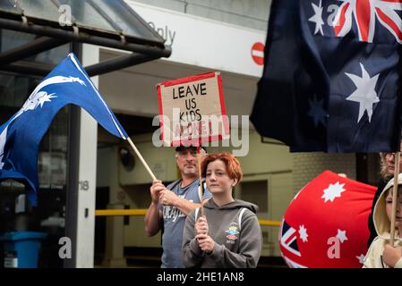 Melbourne, Australien. 8th. Januar 2022, Melbourne, Australien. Ein junges Mädchen hält ein Schild mit der Aufschrift „Lasst uns Kinder allein!“ Bei einer Anti-vax-Kundgebung für Kinder. Quelle: Jay Kogler/Alamy Live News Stockfoto