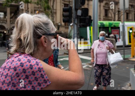 Melbourne, Australien. 8th. Januar 2022, Melbourne, Australien. Ein Anti-vax-Protestler verspottet eine Frau, die während eines Protestes gegen Impfstoffe eine Maske getragen hat. Quelle: Jay Kogler/Alamy Live News Stockfoto