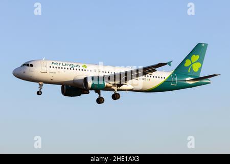 Arrecife, Spanien. 22nd Dez 2021. Ein Aer Lingus Airbus 320, der auf dem Flughafen Lanzarote/arrecife landet. (Foto: Fabrizio Gandolfo/SOPA Images/Sipa USA) Quelle: SIPA USA/Alamy Live News Stockfoto