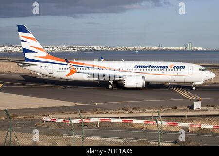 Arrecife, Spanien. 22nd Dez 2021. Ein SmartWings Boeing737-8 MAX rollt zum Abflug vom Flughafen Lanzarote/Arrecife. (Foto: Fabrizio Gandolfo/SOPA Images/Sipa USA) Quelle: SIPA USA/Alamy Live News Stockfoto