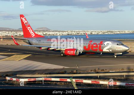 Arrecife, Spanien. 22nd Dez 2021. Eine Jet2.com Boeing 737-800 rollt vom Flughafen Lanzarote/Arrecife zurück nach Großbritannien. (Foto: Fabrizio Gandolfo/SOPA Images/Sipa USA) Quelle: SIPA USA/Alamy Live News Stockfoto