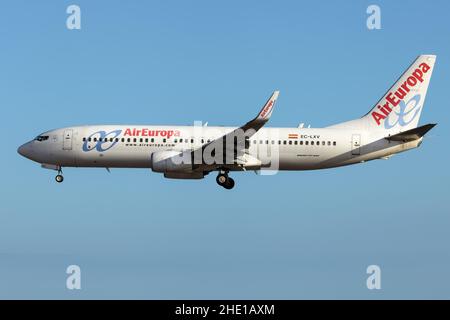 Arrecife, Spanien. 22nd Dez 2021. Eine Air Europa Boeing 737-800, die nach einem Inlandsflug von Madrid auf dem Flughafen Lanzarote/Arrecife landet. (Foto: Fabrizio Gandolfo/SOPA Images/Sipa USA) Quelle: SIPA USA/Alamy Live News Stockfoto