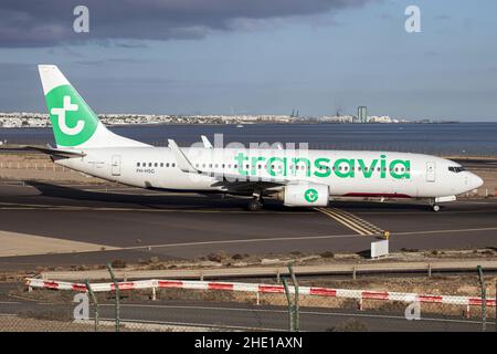 Arrecife, Spanien. 22nd Dez 2021. Eine Boeing 737-800 von Transavia Airlines rollt vom Flughafen Lanzarote/Arrecife ab. (Foto: Fabrizio Gandolfo/SOPA Images/Sipa USA) Quelle: SIPA USA/Alamy Live News Stockfoto