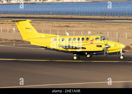 Arrecife, Spanien. 22nd Dez 2021. Ein Eliance/Servicio de Urgencias Canario Beechcraft B200 Super King Air rollt vom Flughafen Lanzarote/Arrecife ab. (Foto: Fabrizio Gandolfo/SOPA Images/Sipa USA) Quelle: SIPA USA/Alamy Live News Stockfoto