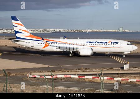 Arrecife, Kanarische Inseln, Spanien. 22nd Dez 2021. Ein SmartWings Boeing737-8 MAX rollt zum Abflug vom Flughafen Lanzarote/Arrecife. (Bild: © Fabrizio Gandolfo/SOPA Images via ZUMA Press Wire) Stockfoto