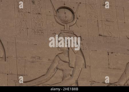 Alte ägyptische Schnitzereien an der Außenseite des Edfu-Tempels eine archäologische Stätte in Ägypten. Stockfoto