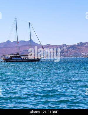 Segelboote im blauen Meer vor der Kulisse von Inseln und Bergen. Sport und Sommerferien Konzept Stockfoto