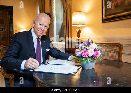 Rom, Italien. 31st Oktober 2021. Präsident Joe Biden unterzeichnet am Sonntag, den 31. Oktober 2021, in der Villa Taverna in Rom den „Further Surface Transportation Extension Act“. Quelle: Adam Schultz/White House/ZUMA Press Wire Service/ZUMAPRESS.com/Alamy Live News Stockfoto