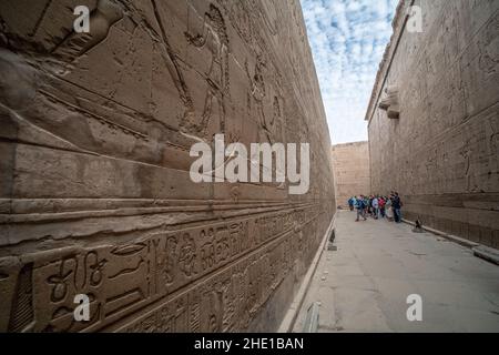 Der innere Durchgang des Edfu-Tempels, der mit antiken Reliefskulpturen und Hieroglyphen bedeckt ist, ist eine der berühmtesten archäologischen Stätten Ägyptens. Stockfoto