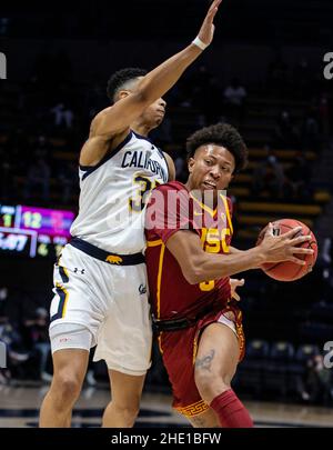 Hass Pavilion. 06th Januar 2022. CA U.S.A. USC Trojans Guard Boogie Ellis (0) geht während des NCAA menÕs Basketballspiels zwischen USC Trojans und den California Golden Bears zum Reifen. USC gewann 77-63 im Hass Pavilion. Thurman James/CSM/Alamy Live News Stockfoto