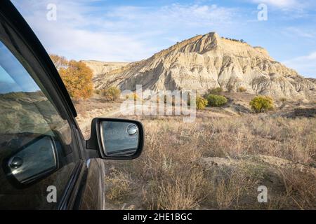Nahaufnahme von der Seite Auto Blick mit Spiegel mit schönen Landschaft Hintergrund. Georgia 4WD extreme Tour. Stockfoto