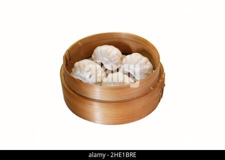 Verschiedene Arten von Dim Sum in einem Bambusbehälter auf weißem Hintergrund Stockfoto