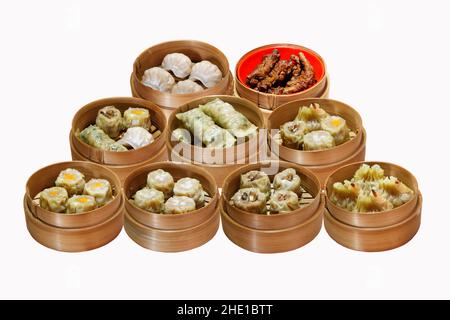 Verschiedene Arten von Dim Sum in einem Bambusbehälter auf weißem Hintergrund Stockfoto