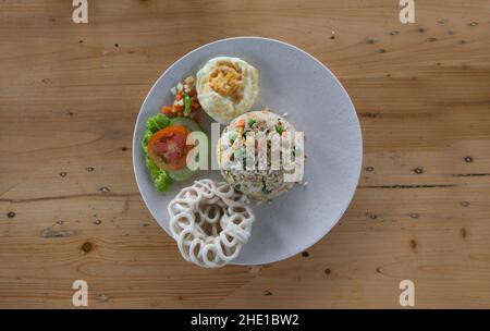 Gebratener Reis mit Spiegelei und Crackern. Draufsicht Stockfoto