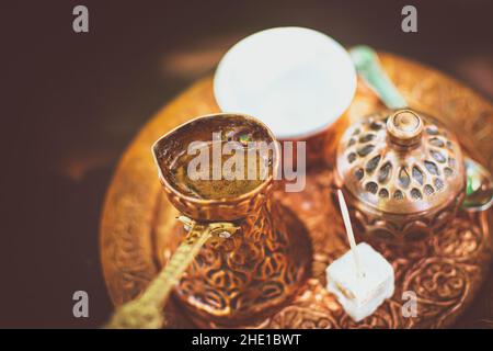 Türkischer Kaffee mit frisch zubereitetem Kaffee und Süßigkeiten mit Zahnstocher im bosnischen Restaurant. Tourismus und traditionelle Getränke. Stockfoto