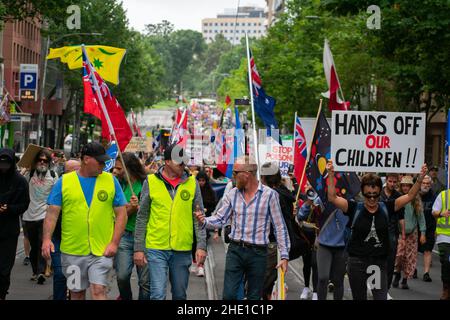 Melbourne, Australien. 8th. Januar 2022, Melbourne, Australien. Ein Anti-vax-Protestler, der eine geistige Ebene trägt, unterhält sich beim Kids March for Freedom mit „Friedensstiftern“. Quelle: Jay Kogler/Alamy Live News Stockfoto