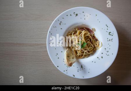 Spaghetti Aglio Olio auf einem weißen Teller. Draufsicht Stockfoto