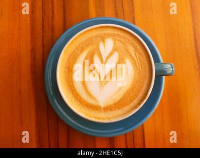 Draufsicht eine Tasse Kaffee Latte auf einem Holztisch Stockfoto