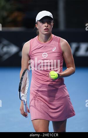 Adelaide, Australien, 7. Januar 2022. IGA Swiatek aus Polen beim WTA-Einzelspiel zwischen Victoria Azarenka aus Weißrussland und IGA Swiatek aus Polen am fünften Tag des Adelaide International Tennisturniers am Memorial Drive am 07. Januar 2022 in Adelaide, Australien. Quelle: Peter Mundy/Speed Media/Alamy Live News Stockfoto