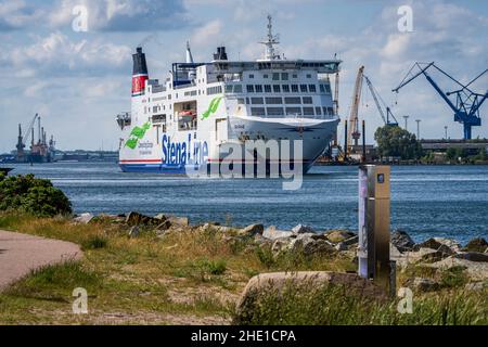 Rostock, Mecklenburg-Vorpommern, Deutschland - 14. Juni 2020: Eine Stena-Linienfähre führt über Warnemünde auf dem Weg nach Trelleborg Stockfoto