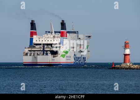 Rostock, Mecklenburg-Vorpommern, Deutschland - 14. Juni 2020: Eine Stena-Linienfähre fährt am östlichen Pier-Leuchtturm in Warnemünde vorbei auf dem Weg nach T Stockfoto