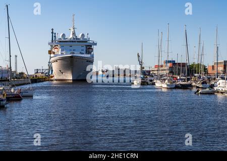 Wismar, Mecklenburg-Vorpommern, Deutschland - 15. Juni 2020: Ein Kreuzschiff im Westhafen Stockfoto