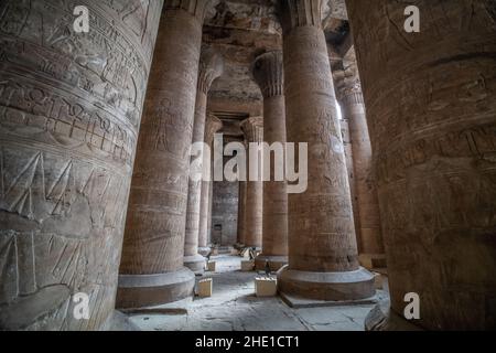 Riesige Steinsäulen im Tempel von Edfu, einer antiken archäologischen Stätte in Ägypten. Stockfoto