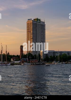 Travemünde, Schleswig-Holstein, Deutschland - 17. Juni 2020: Der alte Leuchtturm und das Maritime Hotel im Abendlicht Stockfoto