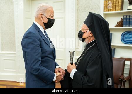 Washington, DC, USA. 25th Oktober 2021. Präsident Joe Biden begrüßt am Montag, den 25. Oktober 2021, den Ökumenischen Patriarchen Bartholomäus von der orthodoxen christlichen Kirche im Oval Office. (Foto von Adam Schultz) Quelle: White House/ZUMA Press Wire Service/ZUMAPRESS.com/Alamy Live News Stockfoto