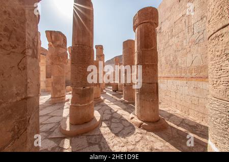 Säulen an der Kapelle von Hathor im Tempel der Hatschepsut in Ägypten. Stockfoto