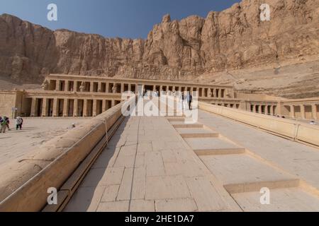 Der Totentempel der Hatschepsut, der vor einer Klippe errichtet wurde, ist eine der berühmtesten archäologischen Stätten Ägyptens. Stockfoto