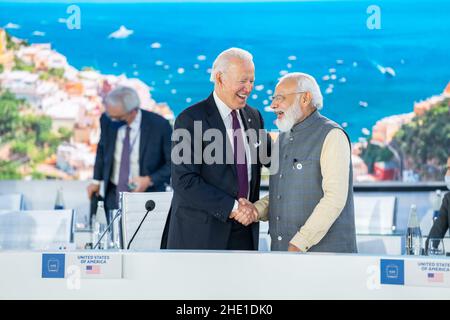 Rom, Italien. 21st Oktober 2021. Präsident JOE BIDEN begrüßt den indischen Premierminister NARENDRA MODI beim Global Summit on Supply Chain Resilience am Sonntag, den 21. Oktober 2021, im La Nuvola Convention Center in Rom. Quelle: Adam Schultz/White House/ZUMA Press Wire Service/ZUMAPRESS.com/Alamy Live News Stockfoto