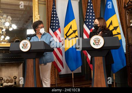 Washington, DC, USA. 13th Oktober 2021. Vizepräsidentin Kamala Harris hält am Mittwoch, den 13. Oktober 2021, eine Pressekonferenz mit der Premierministerin von Barbados, Mia Mottley, im Zeremonialbüro der Vizepräsidenten im Eisenhower Executive Office Building im Weißen Haus ab. (Foto von Lawrence Jackson) Quelle: White House/ZUMA Press Wire Service/ZUMAPRESS.com/Alamy Live News Stockfoto