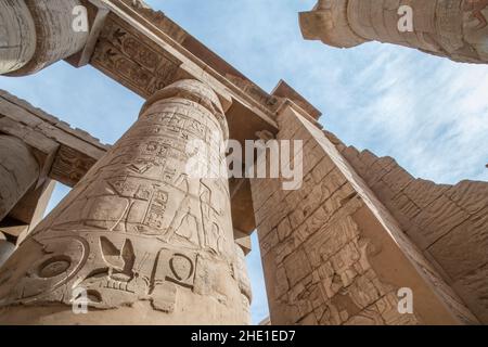 Die Steinsäulen in der Hypostyle-Halle im Karnak-Tempel, einer antiken ägyptischen archäologischen Stätte in Ägypten. Stockfoto