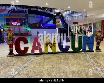 Cancun, Quintana Roo, Mexiko - 20. Dezember 2021: Cancun-Schild in der Hotelzone. Cancun ist das verkehrsreichste Reiseziel am Strand in Mexiko und liegt an der Stockfoto