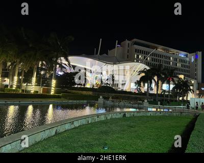 Cancun, Quintana Roo, Mexiko - 20. Dezember 2021: Einkaufszentrum La Isla (die Insel), das Souvenirs und Luxuskleidung in Cancun verkauft. Stockfoto