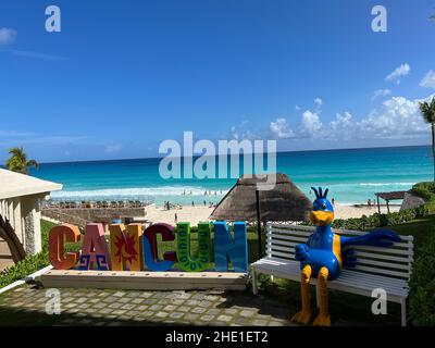 Cancun, Quintana Roo, Mexiko - 20. Dezember 2021: Cancun-Schild in der Hotelzone. Cancun ist das verkehrsreichste Reiseziel am Strand in Mexiko und liegt an der Stockfoto