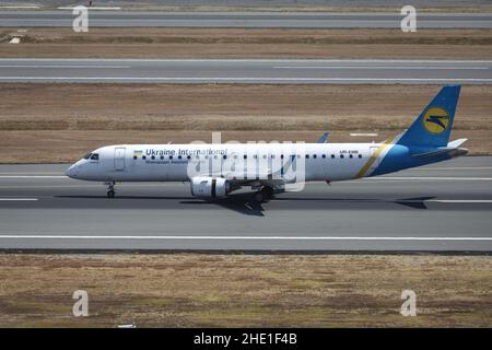 ISTANBUL, TÜRKEI - 14. AUGUST 2021: Ukraine International Airlines Embraer 190STD (CN 501) landet auf dem Flughafen Istanbul. Stockfoto