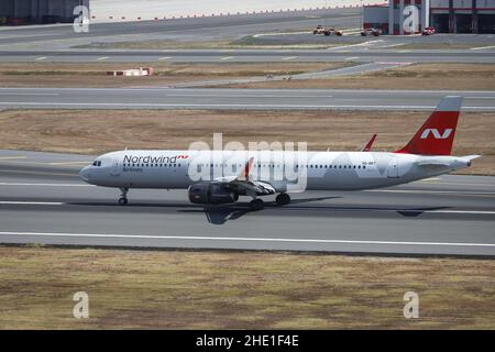 ISTANBUL, TÜRKEI - 14. AUGUST 2021: Nordwind Airlines Airbus 321-231 (CN 7674) landet auf dem Flughafen Istanbul. Stockfoto