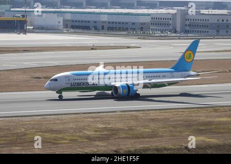 ISTANBUL, TÜRKEI - 14. AUGUST 2021: Usbekische Boeing 787-8 (CN 38364) landet auf dem Flughafen Istanbul. Stockfoto