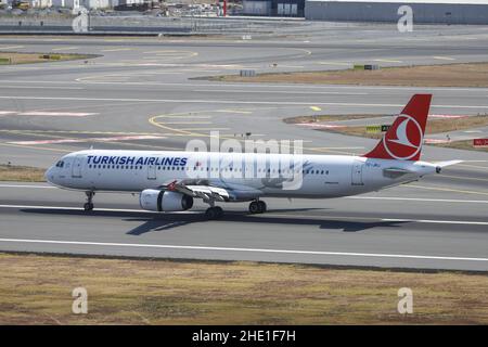 ISTANBUL, TÜRKEI - 14. AUGUST 2021: Turkish Airlines Airbus 321-231 (CN 3429) landet auf dem Flughafen Istanbul. Stockfoto