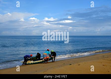 Sri Lanka Chilaw Karukupane - Karukupane Beach Rückkehr Fischerboot Stockfoto