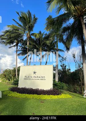 Playa del Carmen, Quintana Roo, Mexiko - 15. Dezember 2021: Schild Playa Paraiso Iberostar in Puerto Morelos. Beliebtes All-Inclusive-Resort. Stockfoto