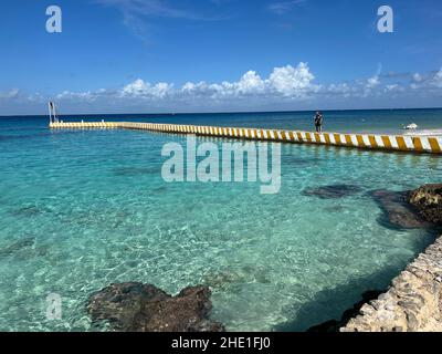 Cozumel, Quintana Roo, Mexiko - 17. Dezember 2021: In Mexiko schwimmen und schnorcheln die Menschen in kristallklarem, blauem Wasser. Touristen genießen die schöne Stockfoto