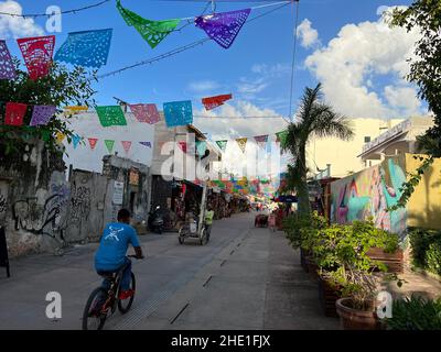 Cozumel, Quintana Roo, Mexiko - Dezember 17,2021: Straßen von Cozumel in San Miguel. Die Innenstadt von Cozumel ist ein beliebter Zwischenstopp für Kreuzschiffe. Stockfoto