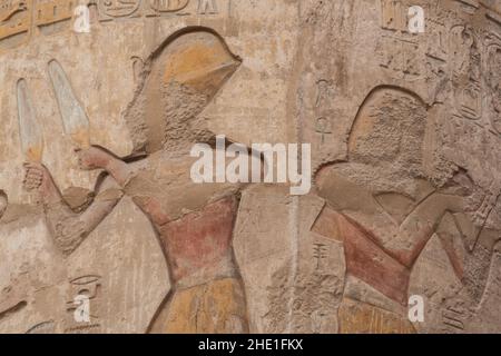 Figuren in der Hypostyle-Halle am Karnak-Tempel sind die Reliefskulpturen gut erhalten, auch wenn die Gesichter abgeblättert wurden. Stockfoto