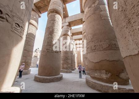 Karnak Tempel, eine berühmte archäologische Stätte, bekannt für seine gut erhaltenen Steinsäulen und Schnitzereien in Ägypten. Stockfoto