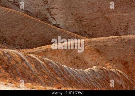 Landschaftlich reizvolle bergige Judäische Wüste Landschaft in der Nähe von Jericho, Israel Stockfoto